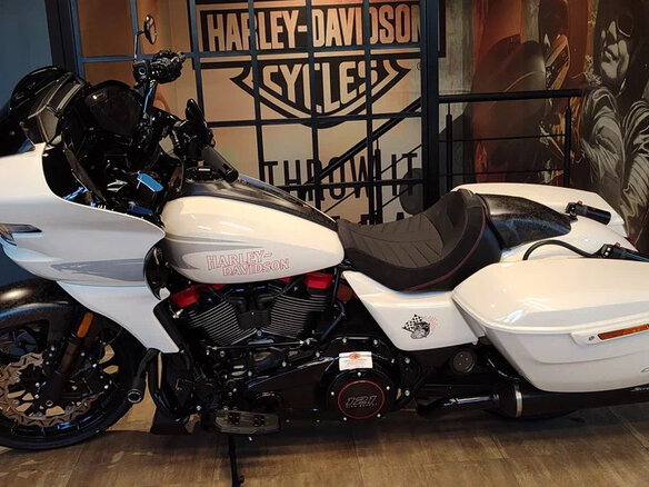 2024 Harley-Davidson CVO Road Glide ST, белый - вид 2