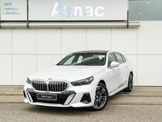 2024 BMW 5 серии Long 530Li xDrive VIII (G60/G61/G68), белый, 9690000 рублей, вид 1