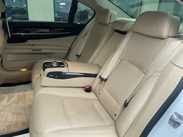 2012 BMW 7 серии 740Li xDrive V (F01/F02/F04) Рестайлинг, белый - вид 11