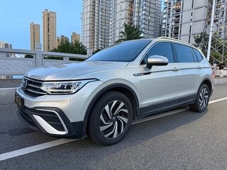 2022 Volkswagen Tiguan II Рестайлинг, серебристый, 2340000 рублей, вид 1