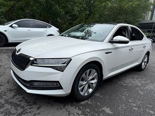 2021 Skoda Superb III Рестайлинг, белый, 1950000 рублей, вид 1