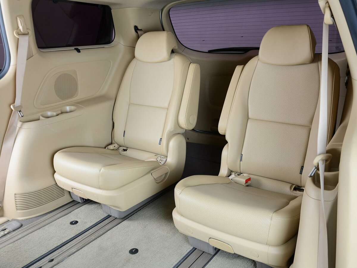 Kia Carnival третьего поколения