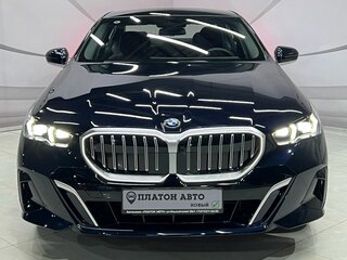 2025 BMW 5 серии Long 530Li xDrive VIII (G60/G61/G68), синий, 8199000 рублей, вид 2