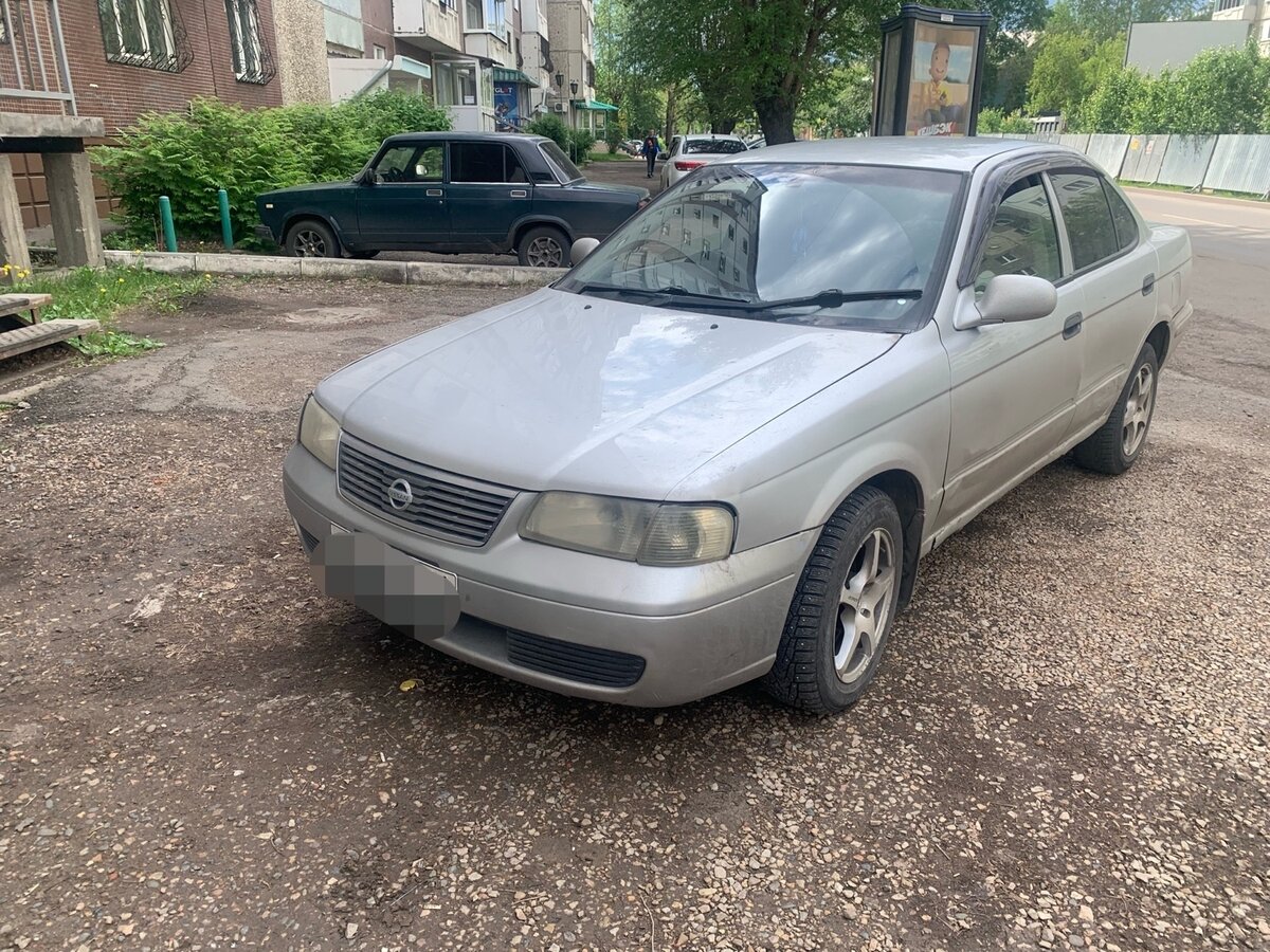 Серебристый ниссан санни
