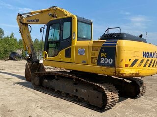 2011 Komatsu PC200-8, жёлтый, 6000000 рублей, вид 1