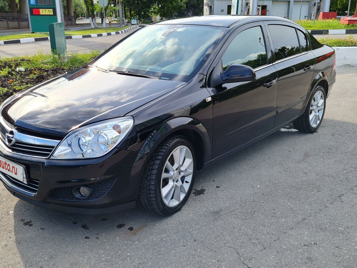 Opel Astra 2010 седан черный