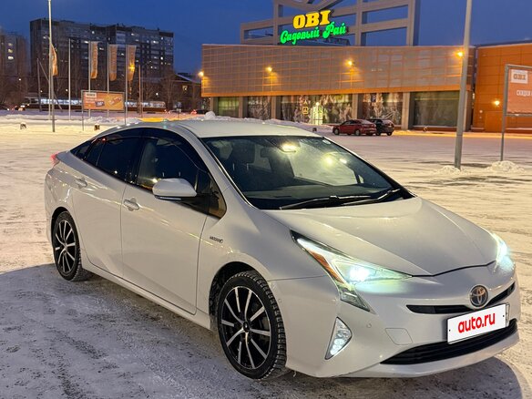 2017 Toyota Prius IV (XW50), белый, 1700000 рублей - вид 1