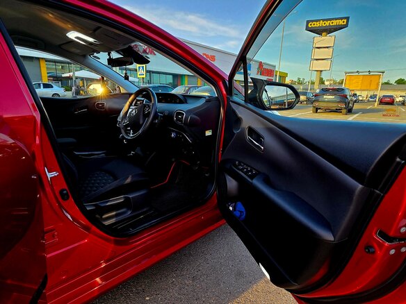 2018 Toyota Prius IV Рестайлинг (XW50), красный, 2700000 рублей - вид 36