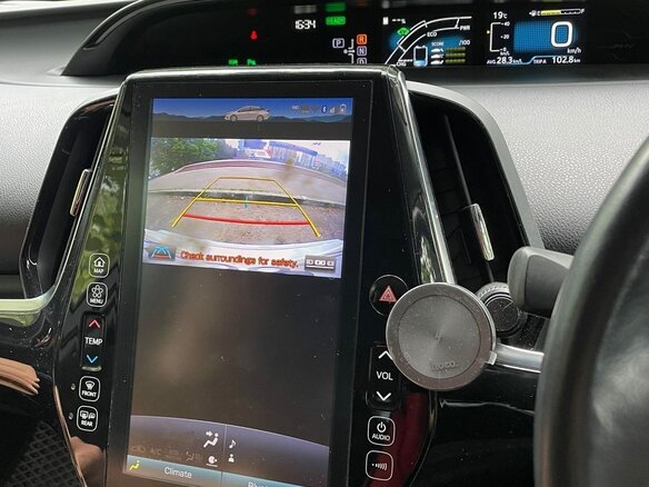 2017 Toyota Prius PHV ZVW52 IV (XW50), белый, 2500000 рублей - вид 9