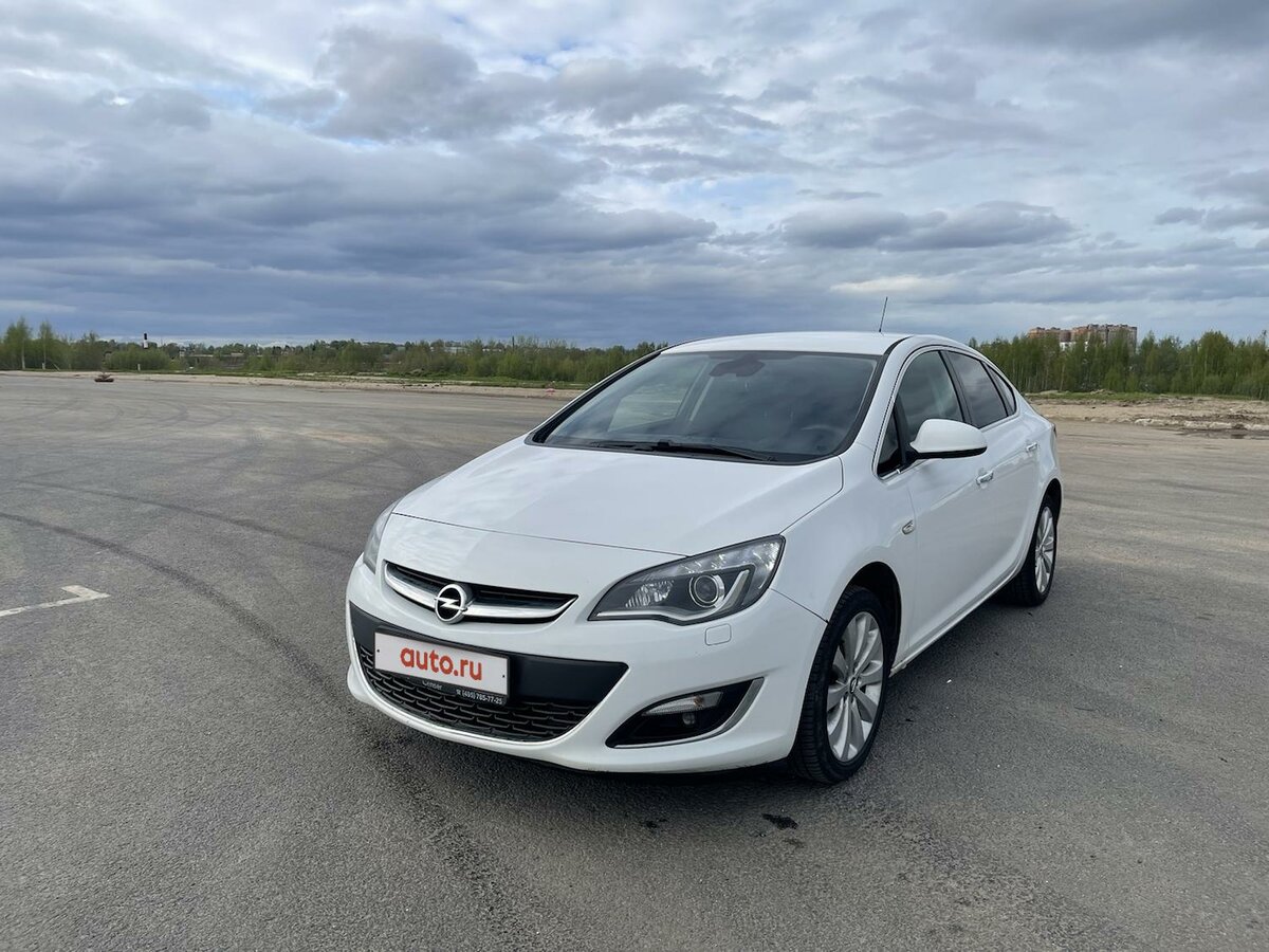 Opel Astra j седан белый