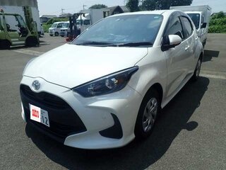 2022 Toyota Yaris IV, белый, 1200000 рублей, вид 1