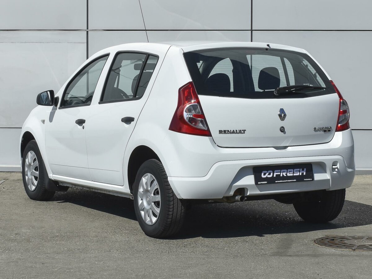 Купить б/у Renault Sandero I 1.6 MT (84 л.с.) бензин механика в Москве: белый Ре