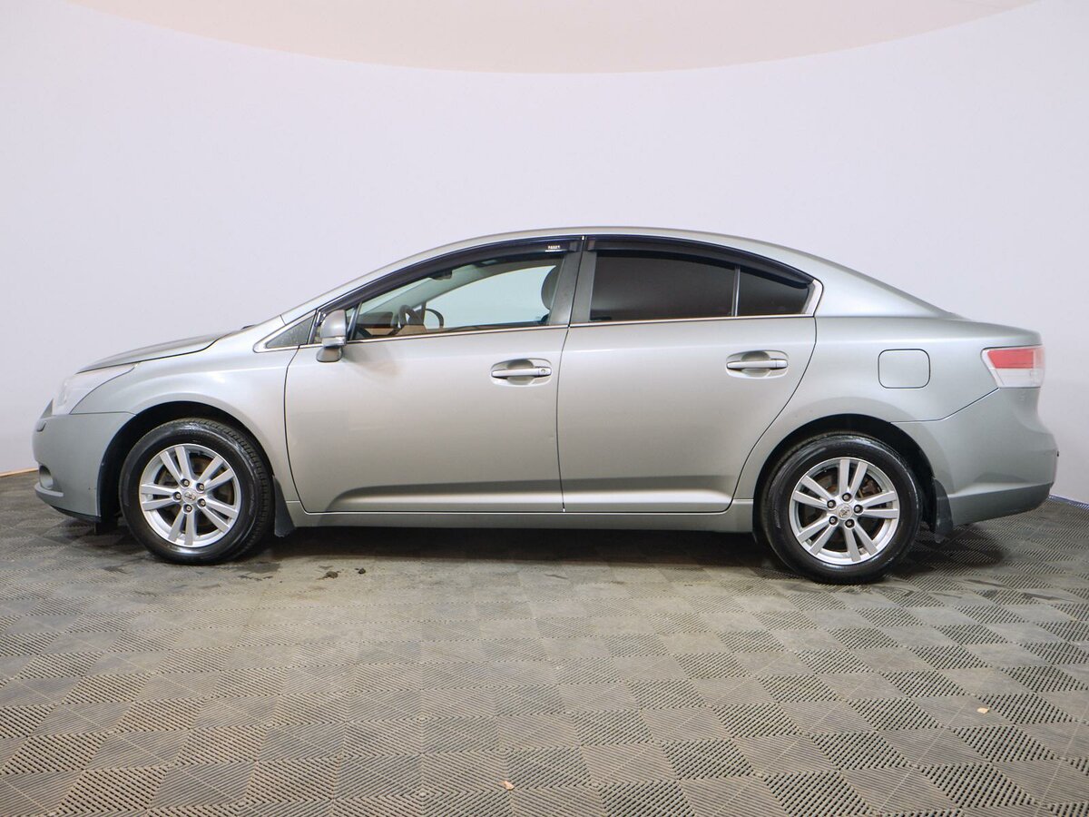 Серый toyota avensis