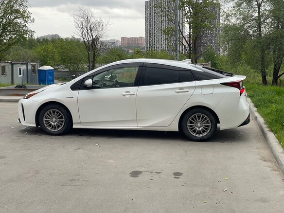 2019 Toyota Prius IV Рестайлинг (XW50), белый, 1750000 рублей - вид 11