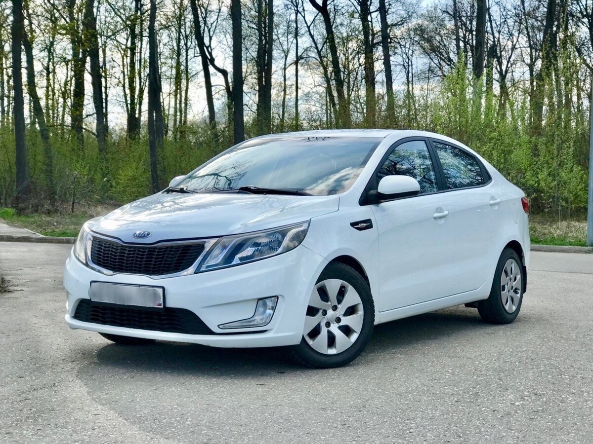 Kia Rio 2015 белый седан