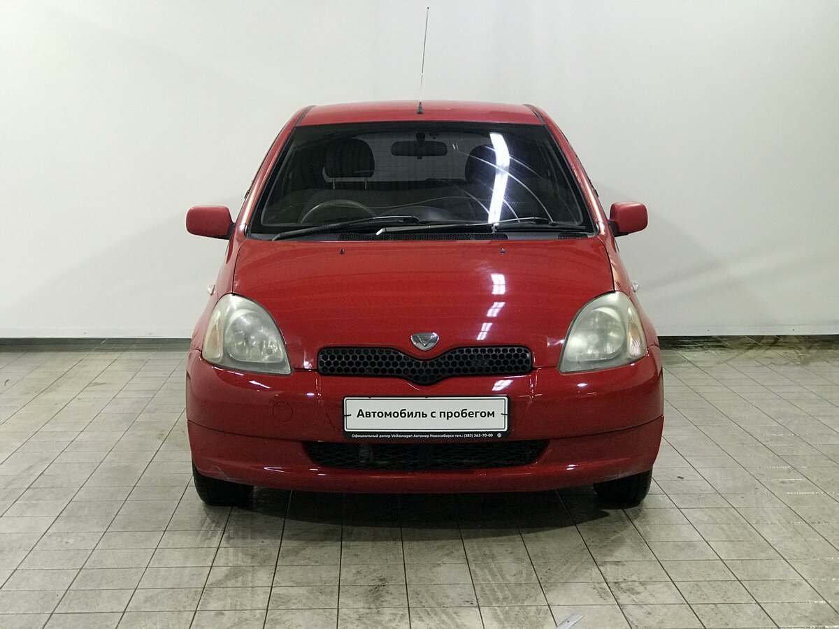 2001 Toyota Vitz I (P10), красный - вид 1