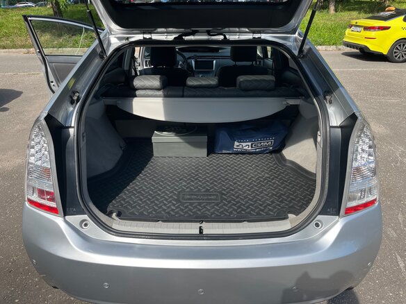 2010 Toyota Prius III (XW30), серебристый, 1050000 рублей - вид 10