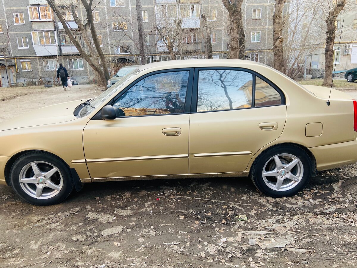 Желтый хендай акцент