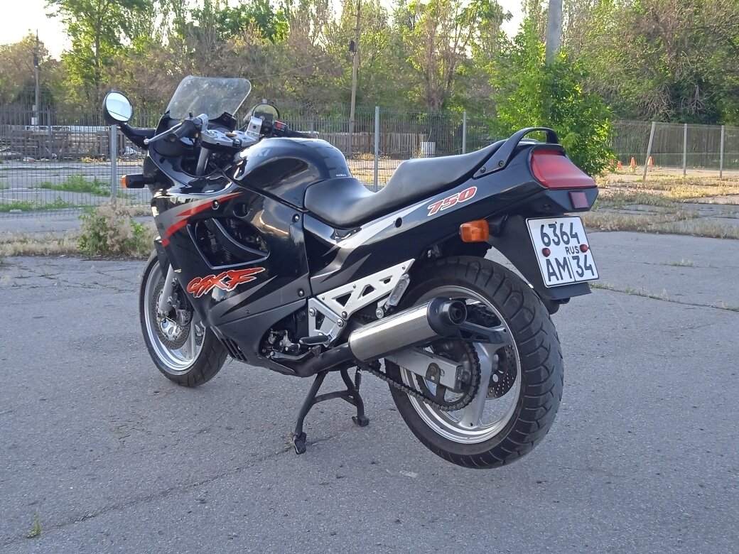 Suzuki gsx 750f katana