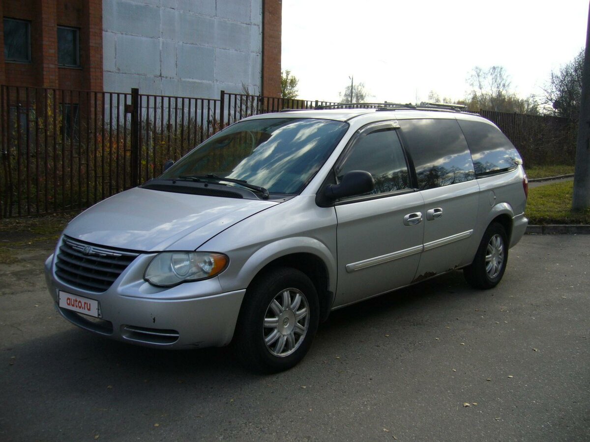 2005 Chrysler Town & Country IV Рестайлинг, серый