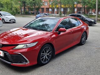 2021 Toyota Camry VIII (XV70) Рестайлинг, красный, 3100000 рублей, вид 1