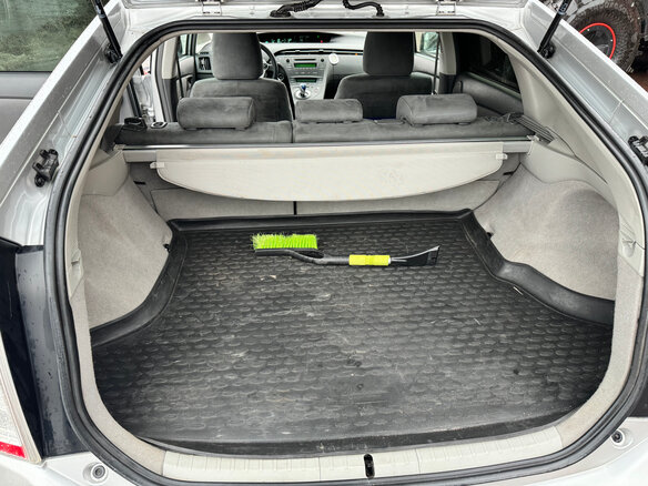 2010 Toyota Prius III (XW30), серебристый, 1010000 рублей - вид 8