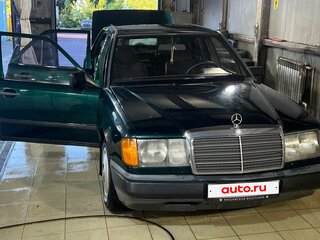 1987 Mercedes-Benz W124 230, зелёный, 250000 рублей, вид 1