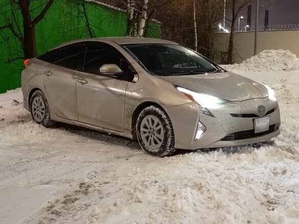 2016 Toyota Prius IV (XW50), серебристый, 1450000 рублей - вид 2