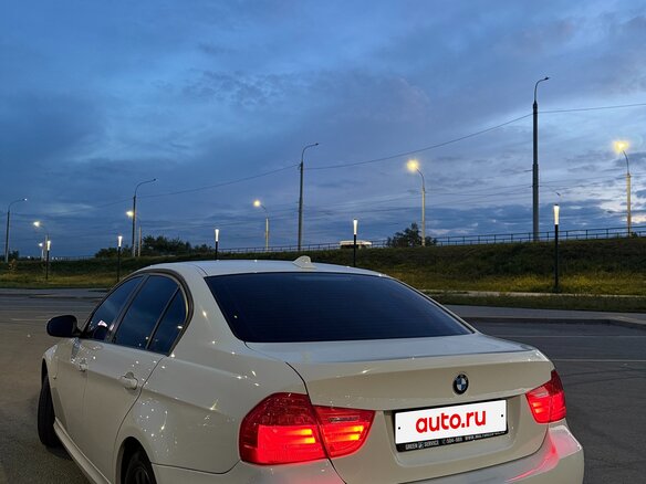 2011 BMW 3 серии 320i V (E90/E91/E92/E93) Рестайлинг, белый, 1000000 рублей - вид 3