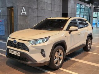 2021 Toyota RAV4 V (XA50), белый, 3190000 рублей, вид 1