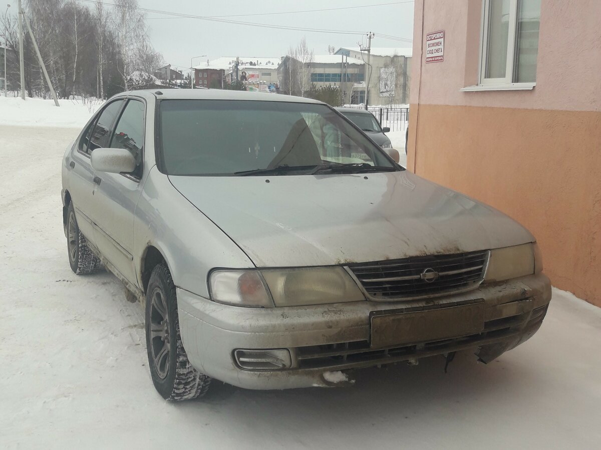 Серый ниссан санни