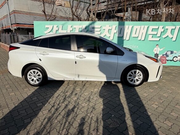 2022 Toyota Prius IV Рестайлинг (XW50), белый, 1851099 рублей - вид 2