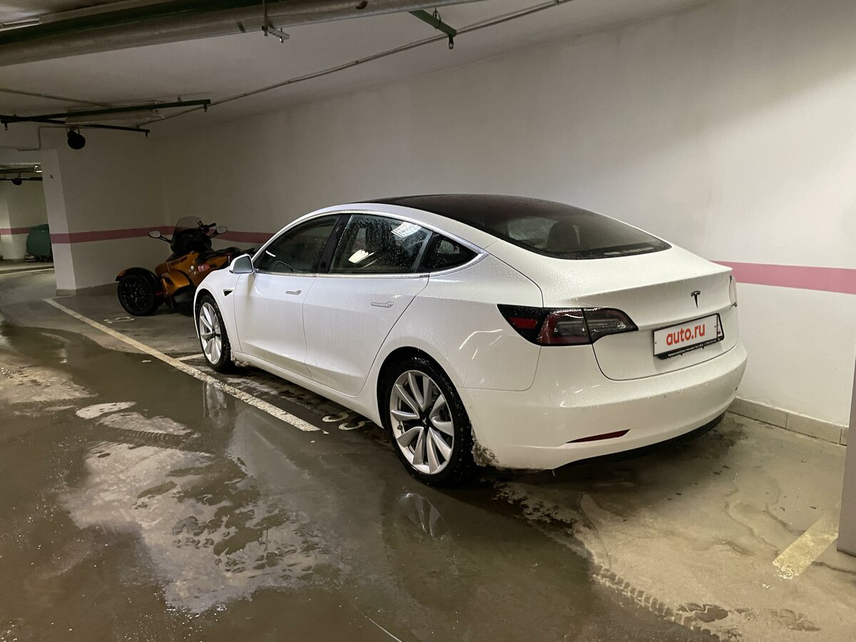 Интерьер Tesla Model 3