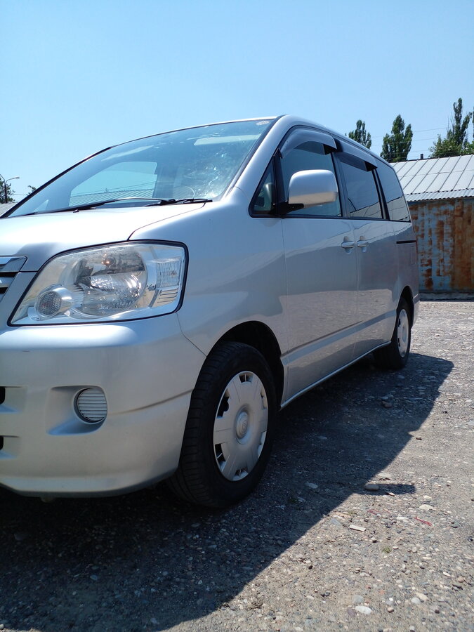 Toyota noah r60