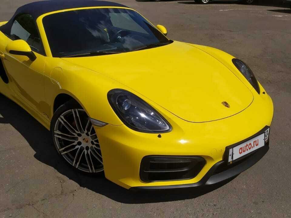 Спортивный желтый порше