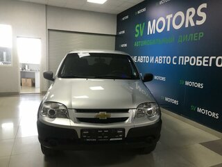 2017 Chevrolet Niva I Рестайлинг, серебристый, 650000 рублей, вид 1