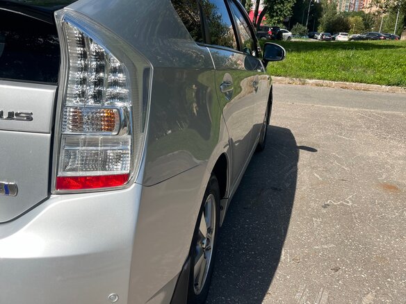 2010 Toyota Prius III (XW30), серебристый, 1050000 рублей - вид 9