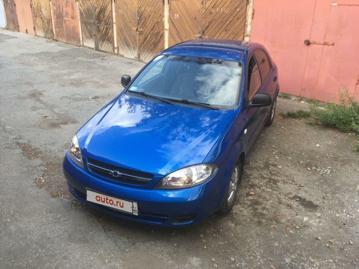Синяя Лачетти хэтчбек в бункере