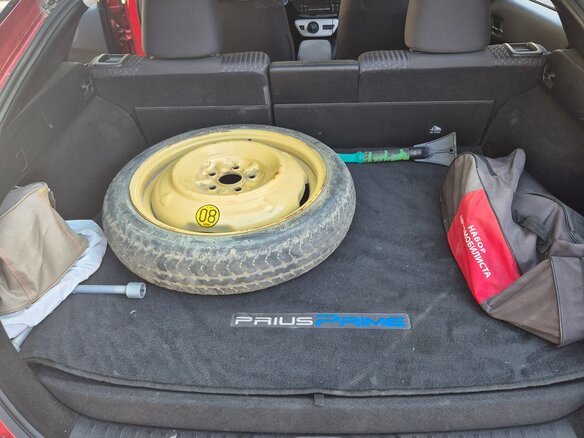 2017 Toyota Prius PHV ZVW52 Prime IV (XW50), красный, 2345000 рублей - вид 5