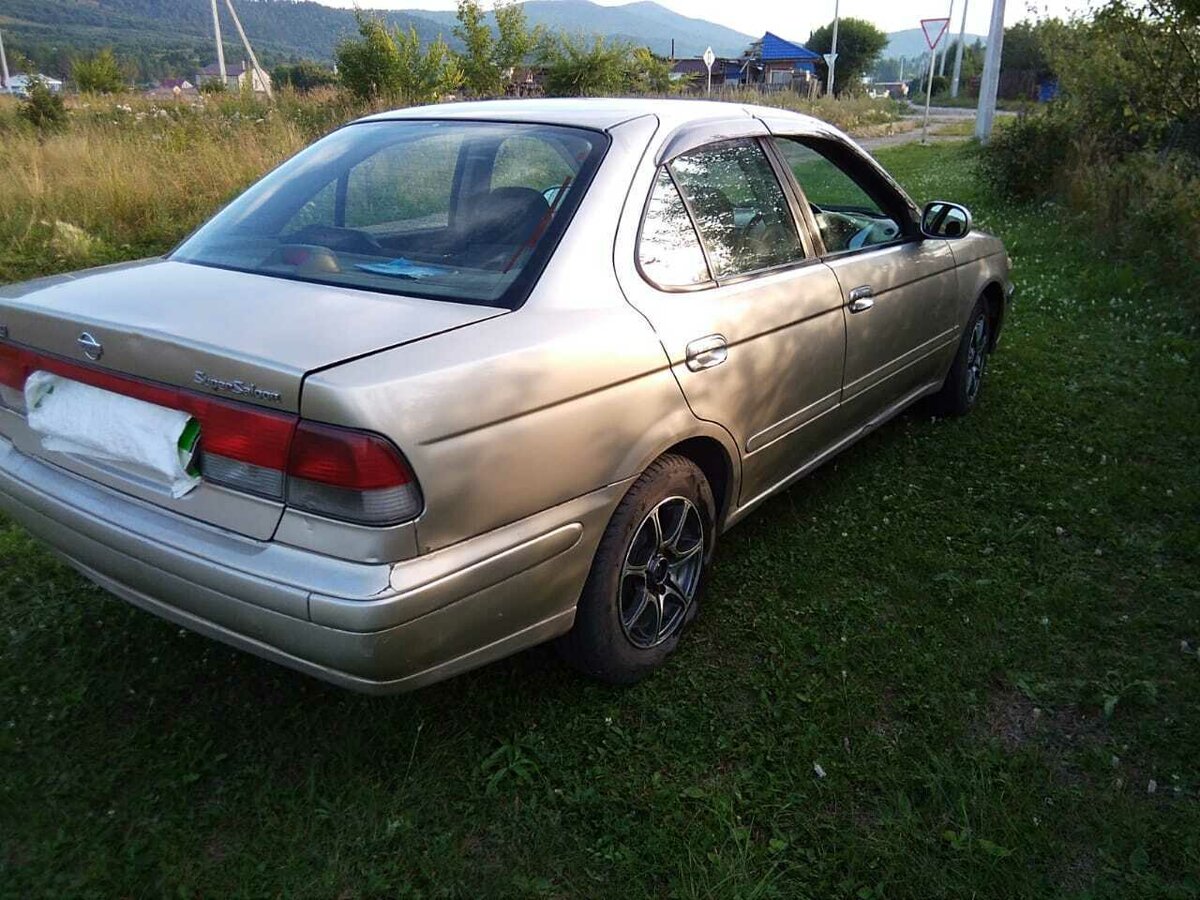 Серебристый ниссан санни