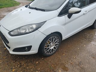2015 Ford Fiesta Mk6 Рестайлинг, белый, 450000 рублей, вид 1