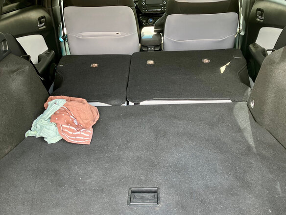 2021 Toyota Prius IV Рестайлинг (XW50), чёрный, 2100000 рублей - вид 13