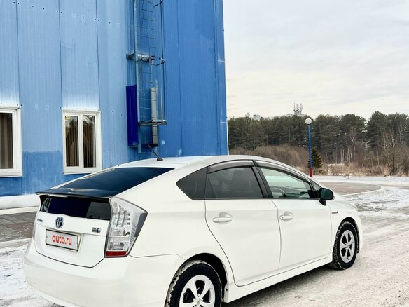 2011 Toyota Prius III Рестайлинг (XW30), белый, 980000 рублей - вид 3