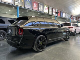 2025 Rolls-Royce Cullinan Black Badge I Рестайлинг (Series II), чёрный, 49202640 рублей, вид 4