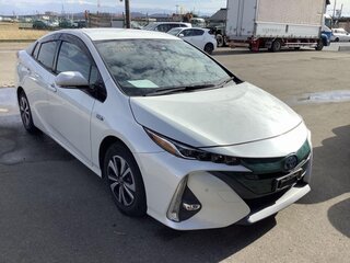 2017 Toyota Prius PHV ZVW52 IV (XW50), белый, 1880000 рублей, вид 1