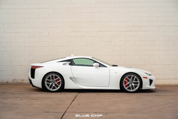 Купить б/у Lexus LFA 2010-2012 4.8 AMT (560 л.с.) бензин робот во ...