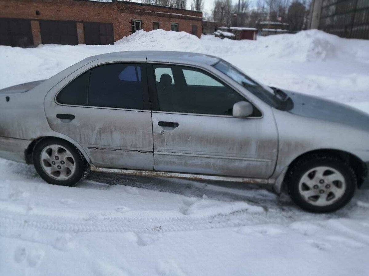 Серебристый ниссан санни
