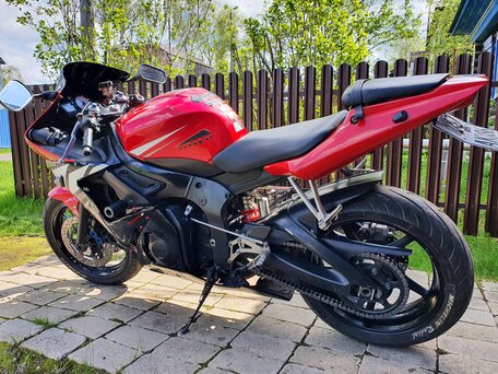 Купить б/у Yamaha YZF-R6 инжектор 6 передач в Серове: красный спорт-байк  2003 года по цене 400 000 рублей на Авто.ру