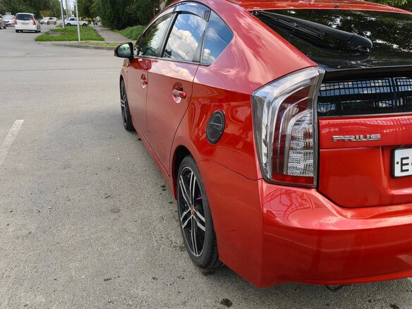 2012 Toyota Prius III Рестайлинг (XW30), красный, 1415000 рублей - вид 6