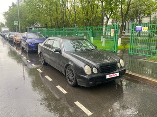 1999 Mercedes-Benz E-Класс 240 II (W210, S210) Рестайлинг, чёрный, 450000 рублей, вид 1